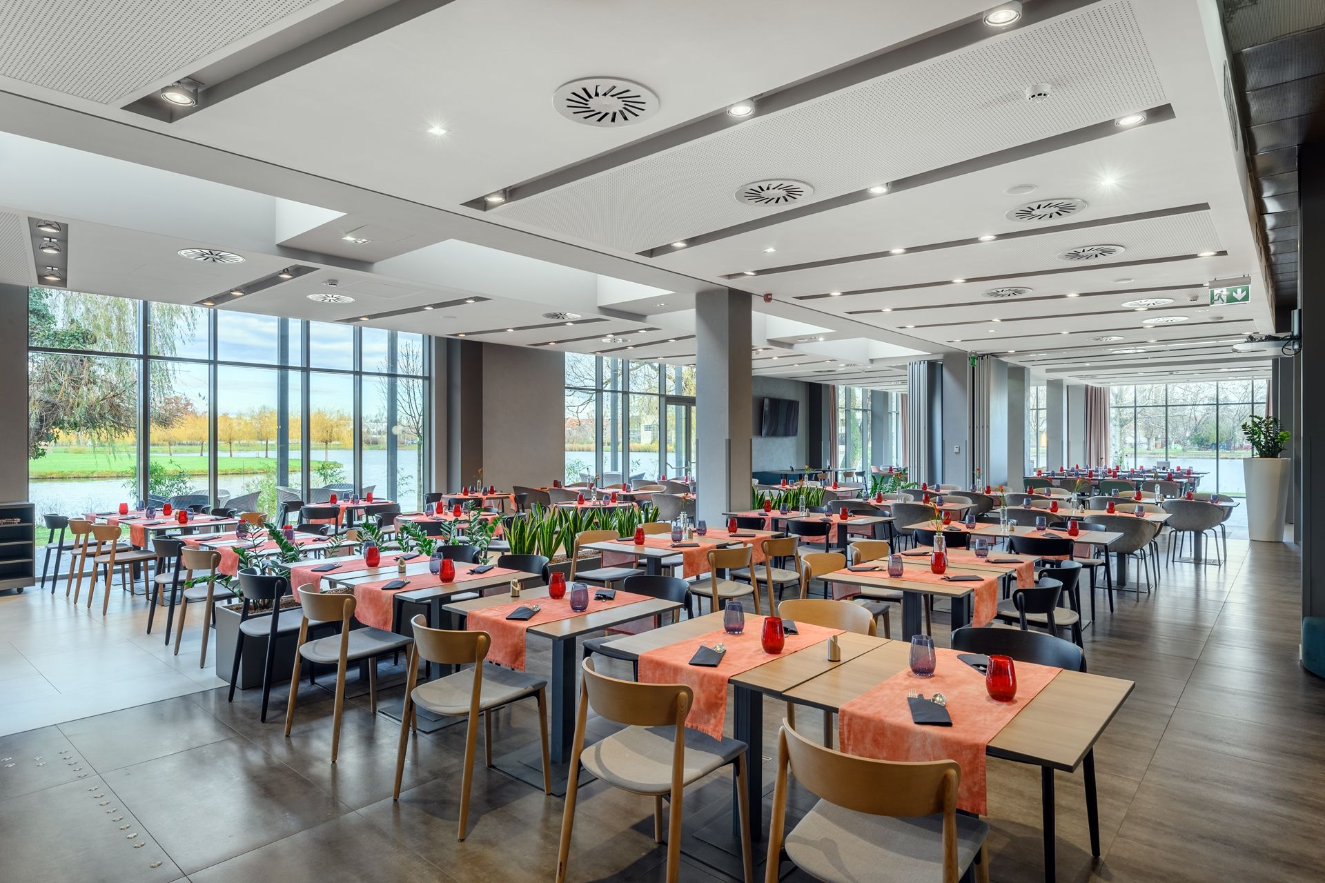 Grafit Bistro at Lakeside Hotel